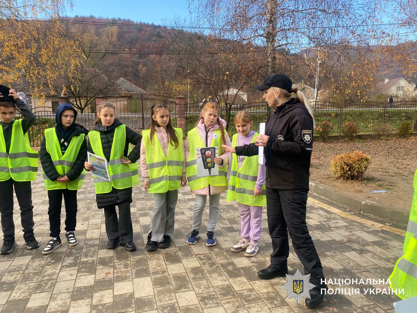 Інспектори служби освітньої безпеки поліції Закарпаття навчають дітей безпеці дорожнього руху