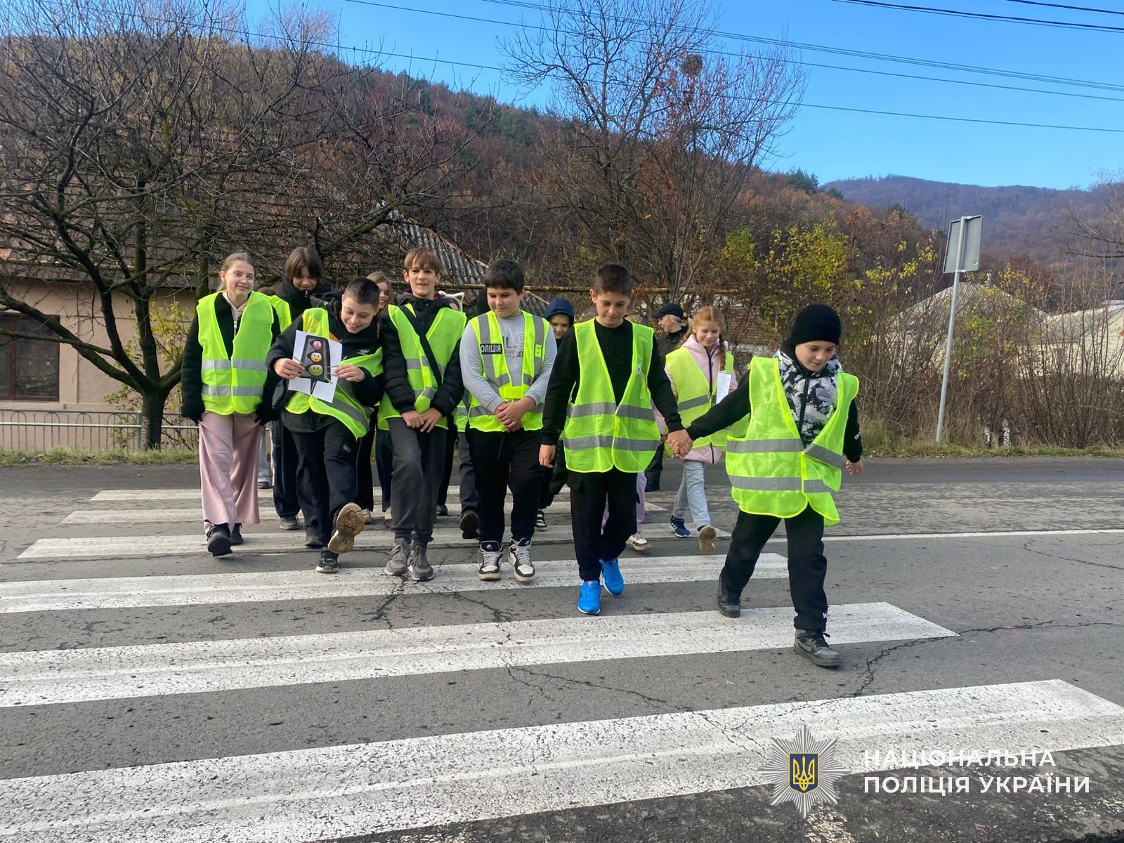 Інспектори служби освітньої безпеки поліції Закарпаття навчають дітей безпеці дорожнього руху