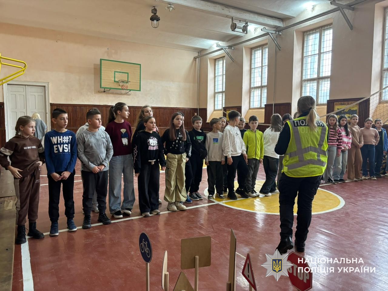 Інспектори служби освітньої безпеки поліції Закарпаття навчають дітей безпеці дорожнього руху