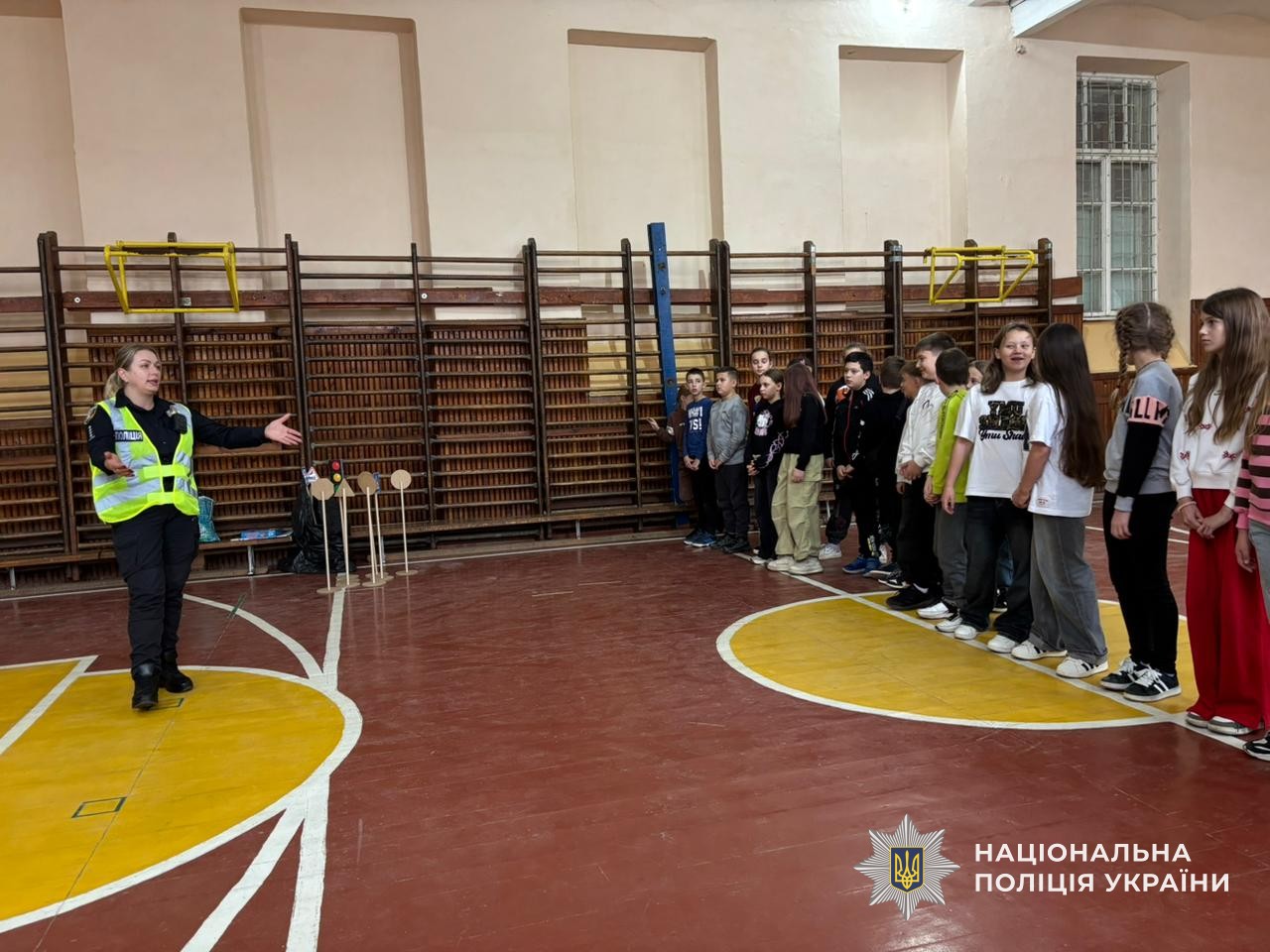 Інспектори служби освітньої безпеки поліції Закарпаття навчають дітей безпеці дорожнього руху