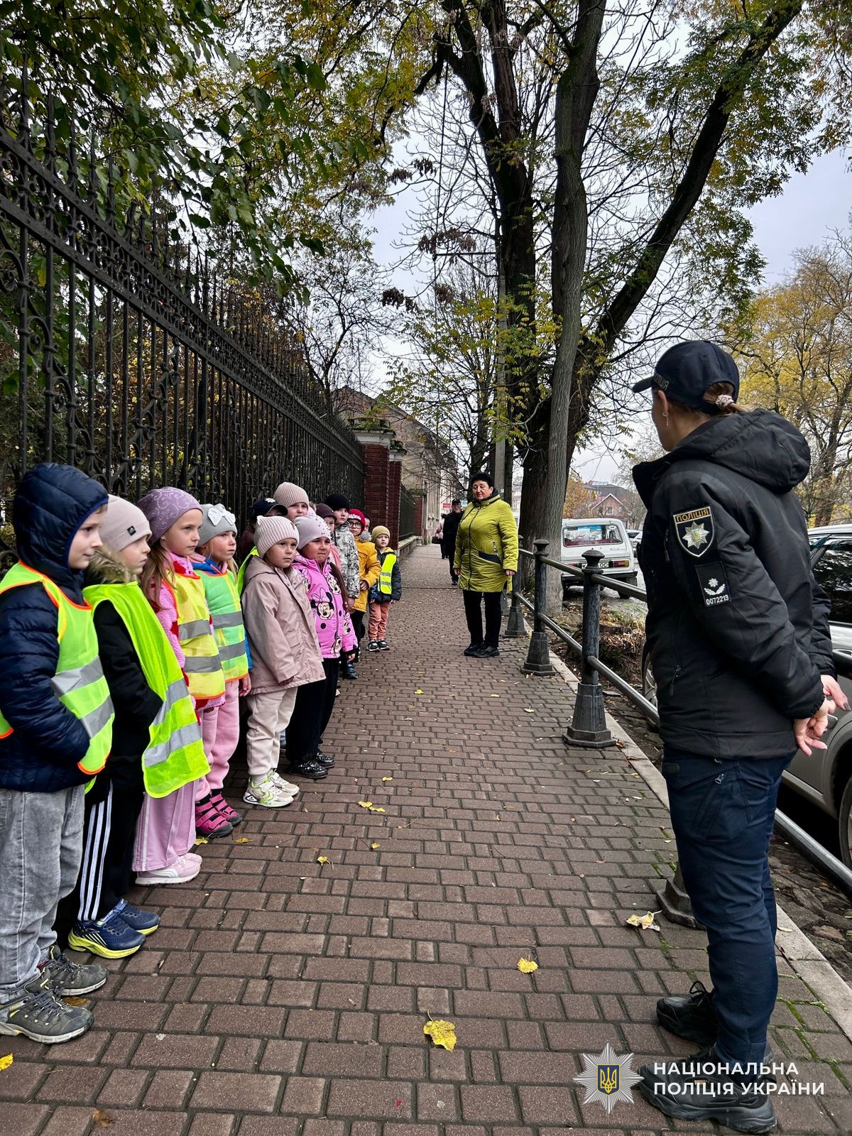 Інспектори служби освітньої безпеки поліції Закарпаття навчають дітей безпеці дорожнього руху