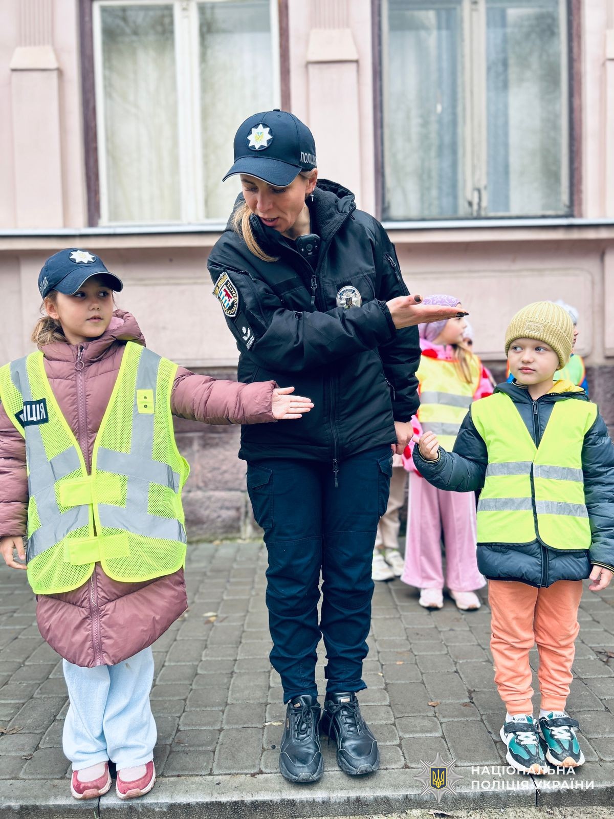 Інспектори служби освітньої безпеки поліції Закарпаття навчають дітей безпеці дорожнього руху