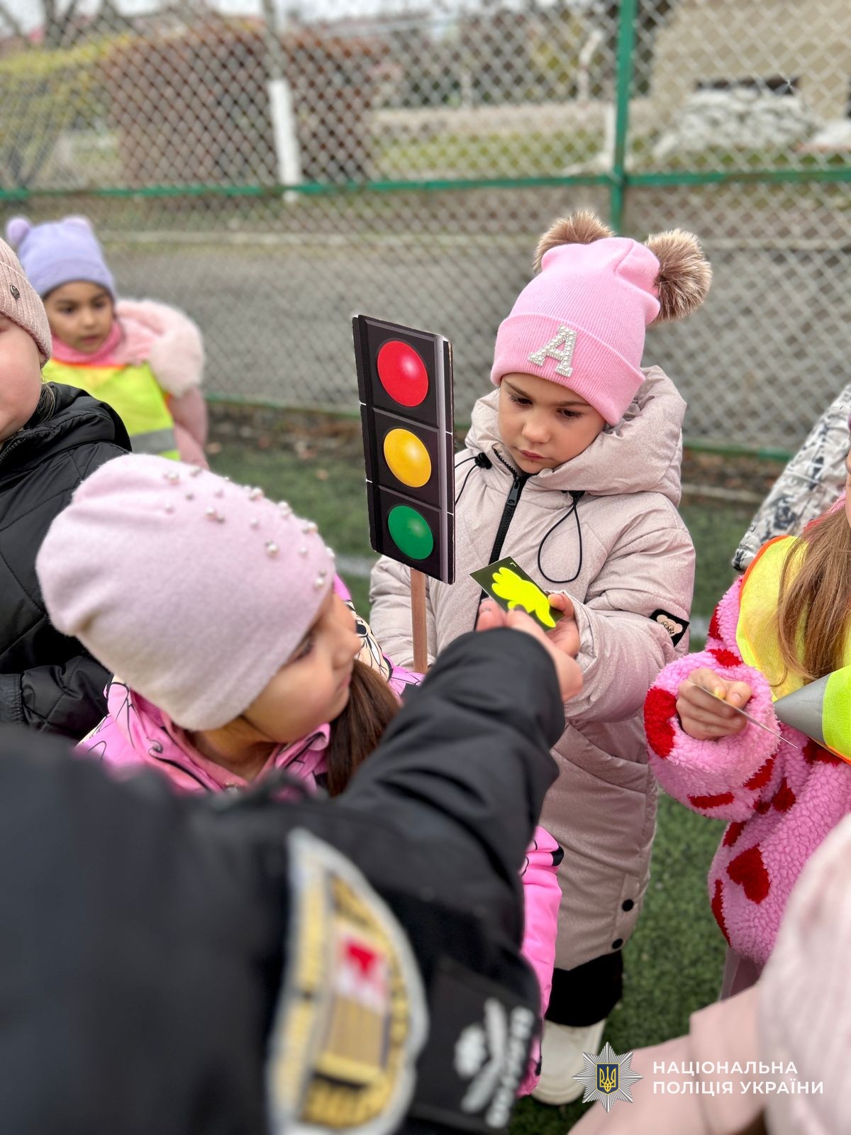 Інспектори служби освітньої безпеки поліції Закарпаття навчають дітей безпеці дорожнього руху