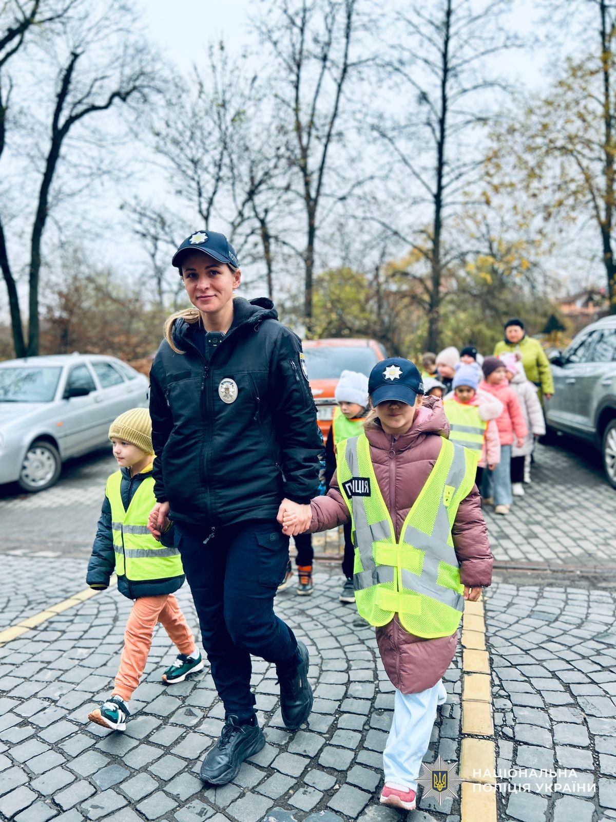 Інспектори служби освітньої безпеки поліції Закарпаття навчають дітей безпеці дорожнього руху