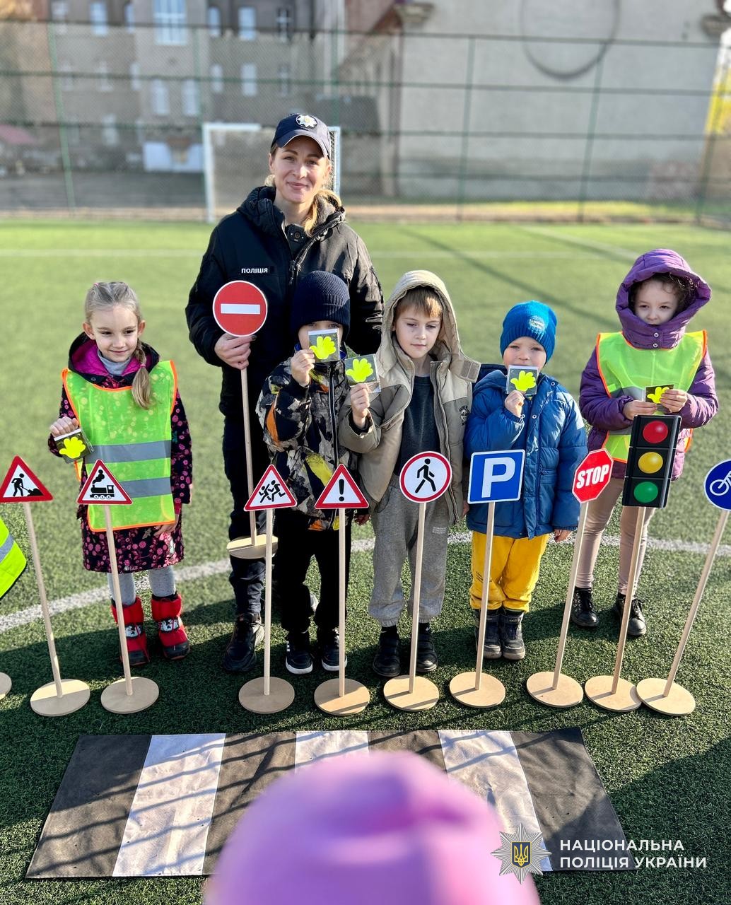 Інспектори служби освітньої безпеки поліції Закарпаття навчають дітей безпеці дорожнього руху