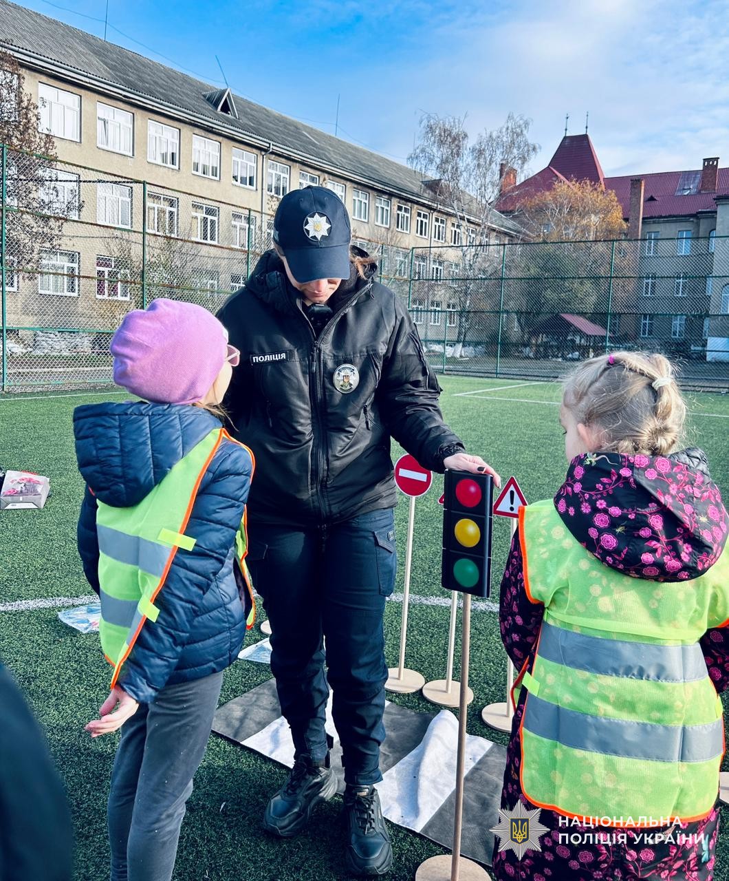 Інспектори служби освітньої безпеки поліції Закарпаття навчають дітей безпеці дорожнього руху