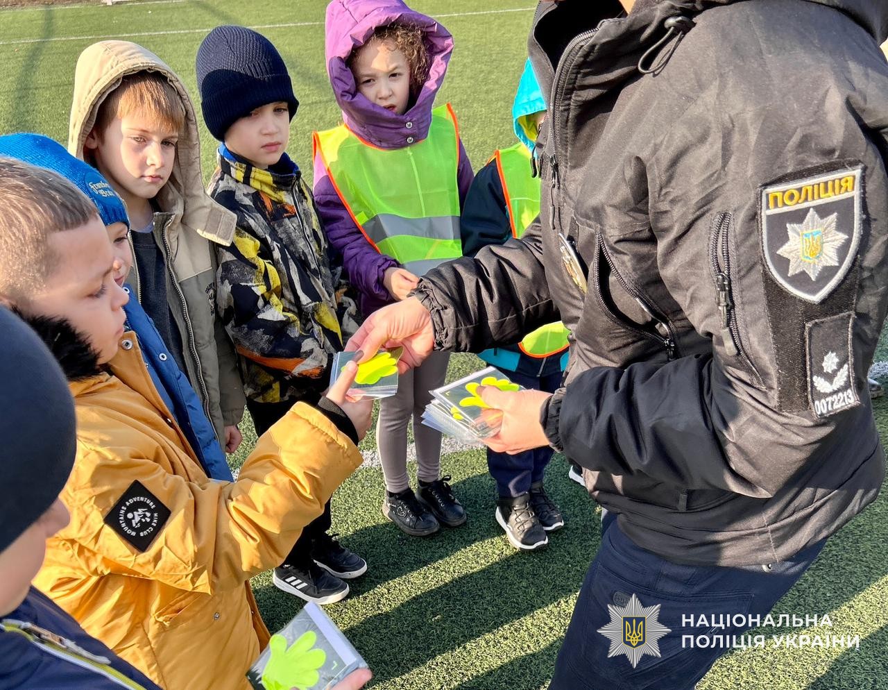 Інспектори служби освітньої безпеки поліції Закарпаття навчають дітей безпеці дорожнього руху
