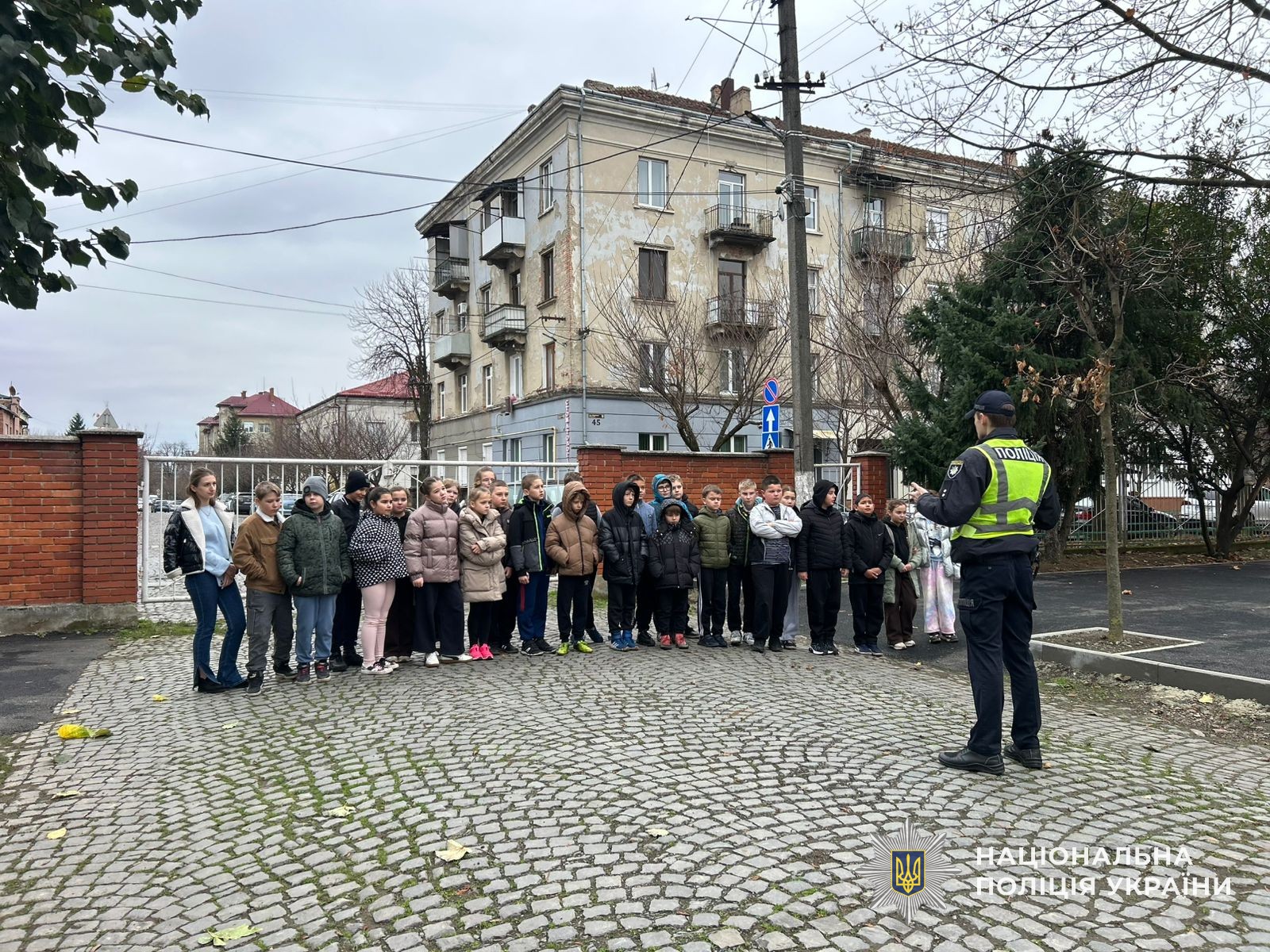 Інспектори служби освітньої безпеки поліції Закарпаття навчають дітей безпеці дорожнього руху