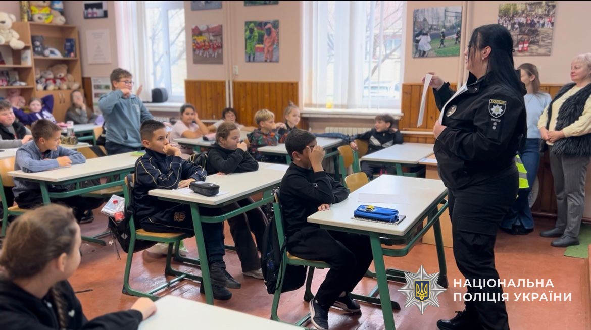 Інспектори служби освітньої безпеки поліції Закарпаття навчають дітей безпеці дорожнього руху