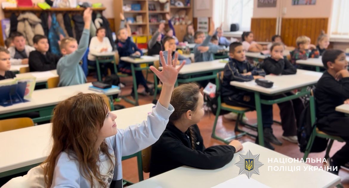 Інспектори служби освітньої безпеки поліції Закарпаття навчають дітей безпеці дорожнього руху