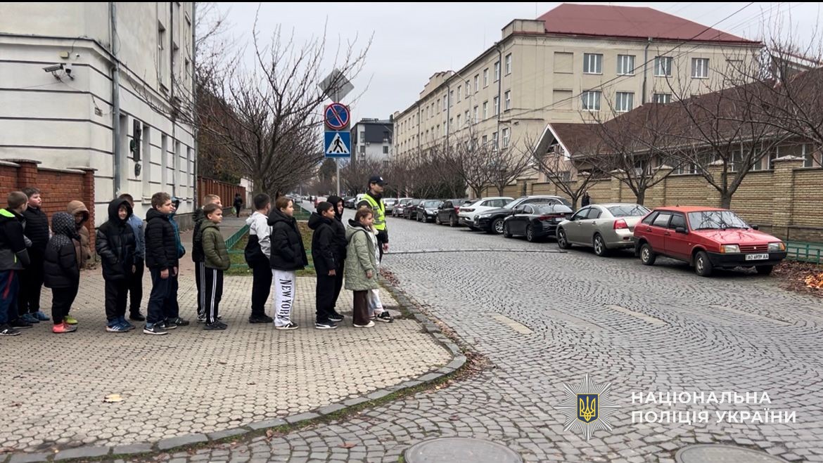 Інспектори служби освітньої безпеки поліції Закарпаття навчають дітей безпеці дорожнього руху