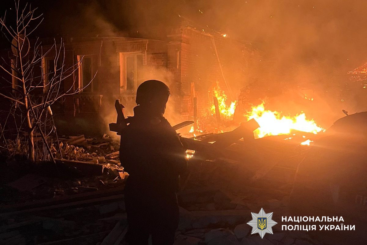 Поліцейський документує наслідки обстрілу