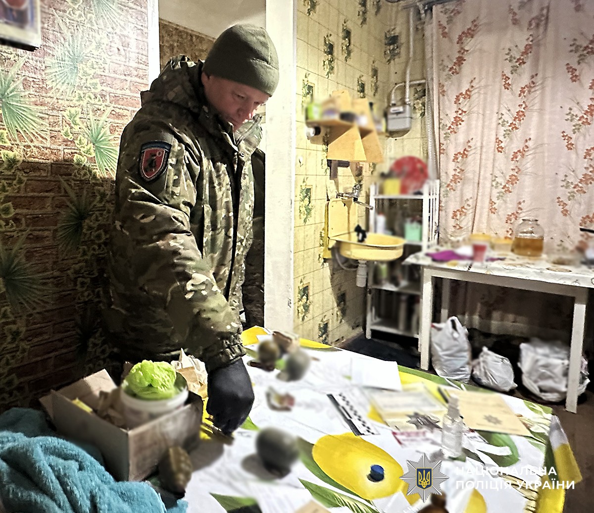 Вибухотехнік поліції оглядає гранати.