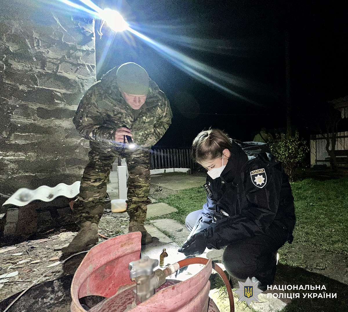 Вибухотехнік та слідча поліції проводять огляд.