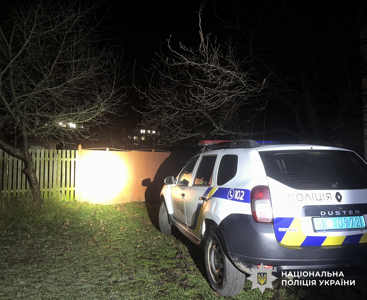 Службовий автомобіль біля воріт домоволодіння рідозрюваного.