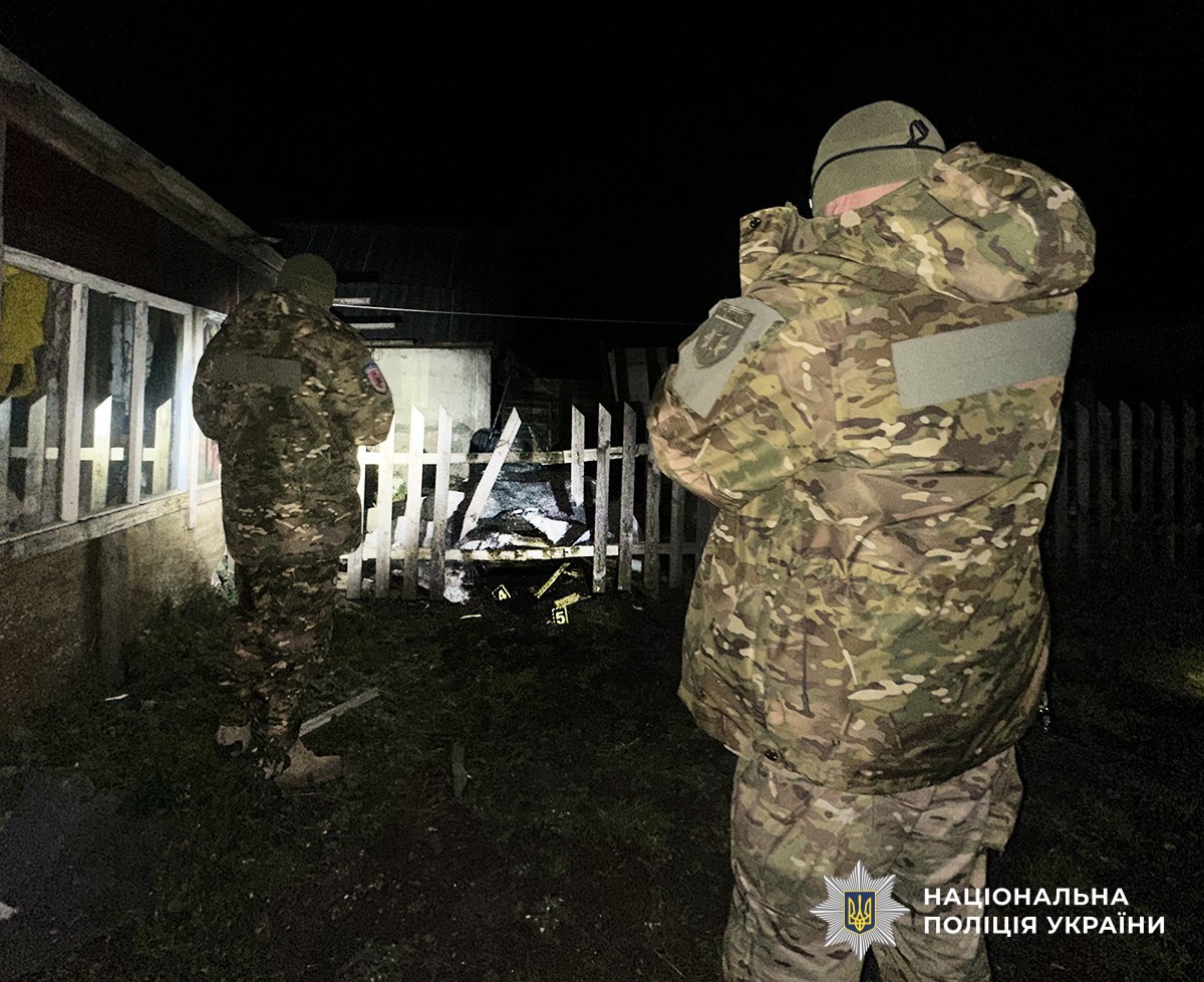 Вибухотехніки проводять огляд місця події на небезпечниі предмети.