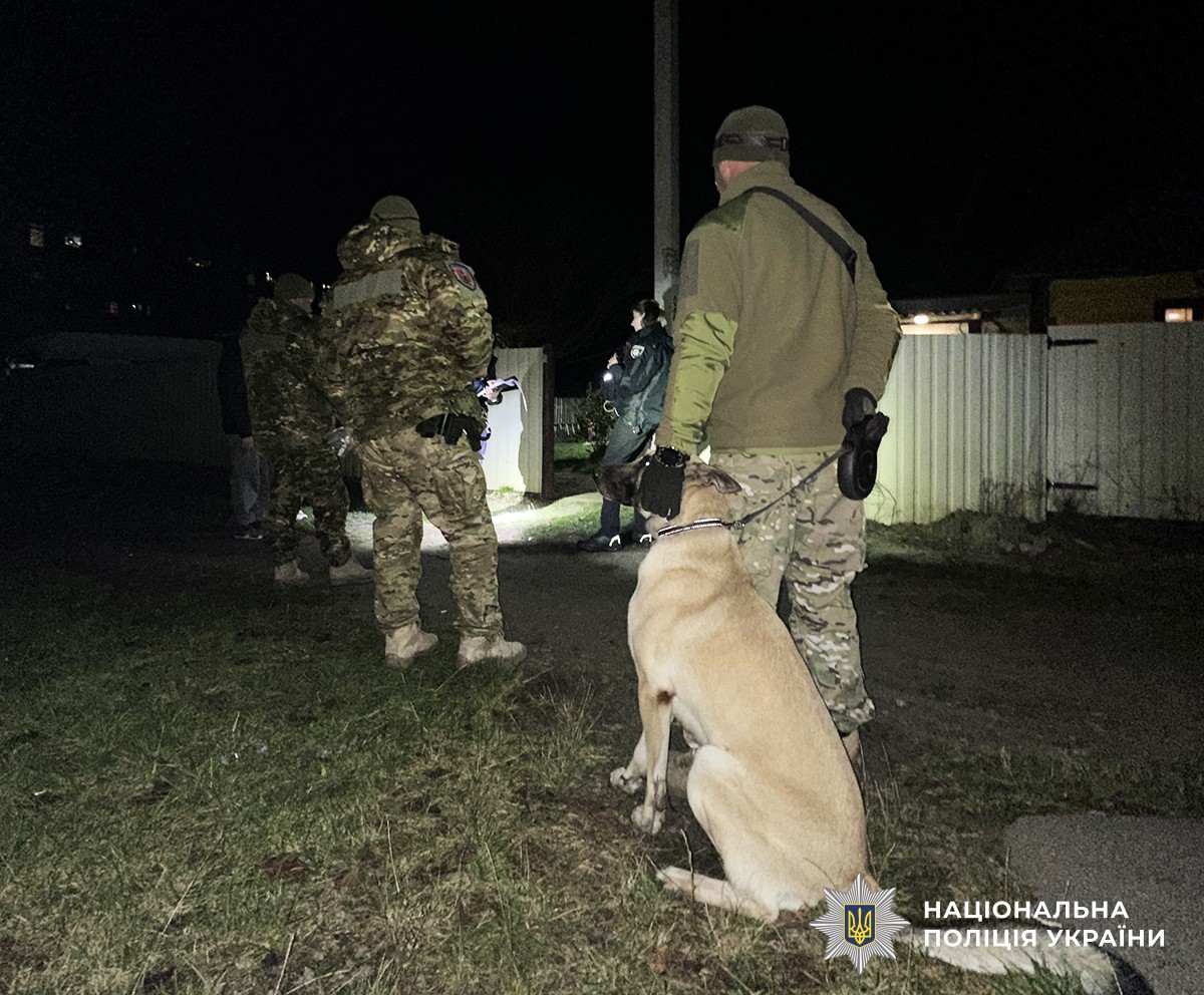 Кінолог зі службовим собакою та вибухотехніки на місці події.