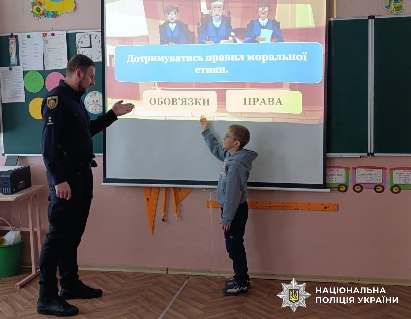 поліцейський проводить навчання
