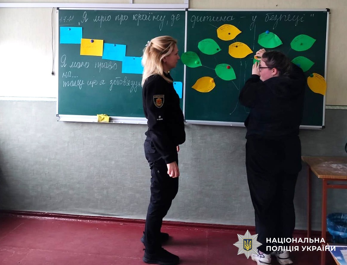 поліцейська проводить заходи для учнів