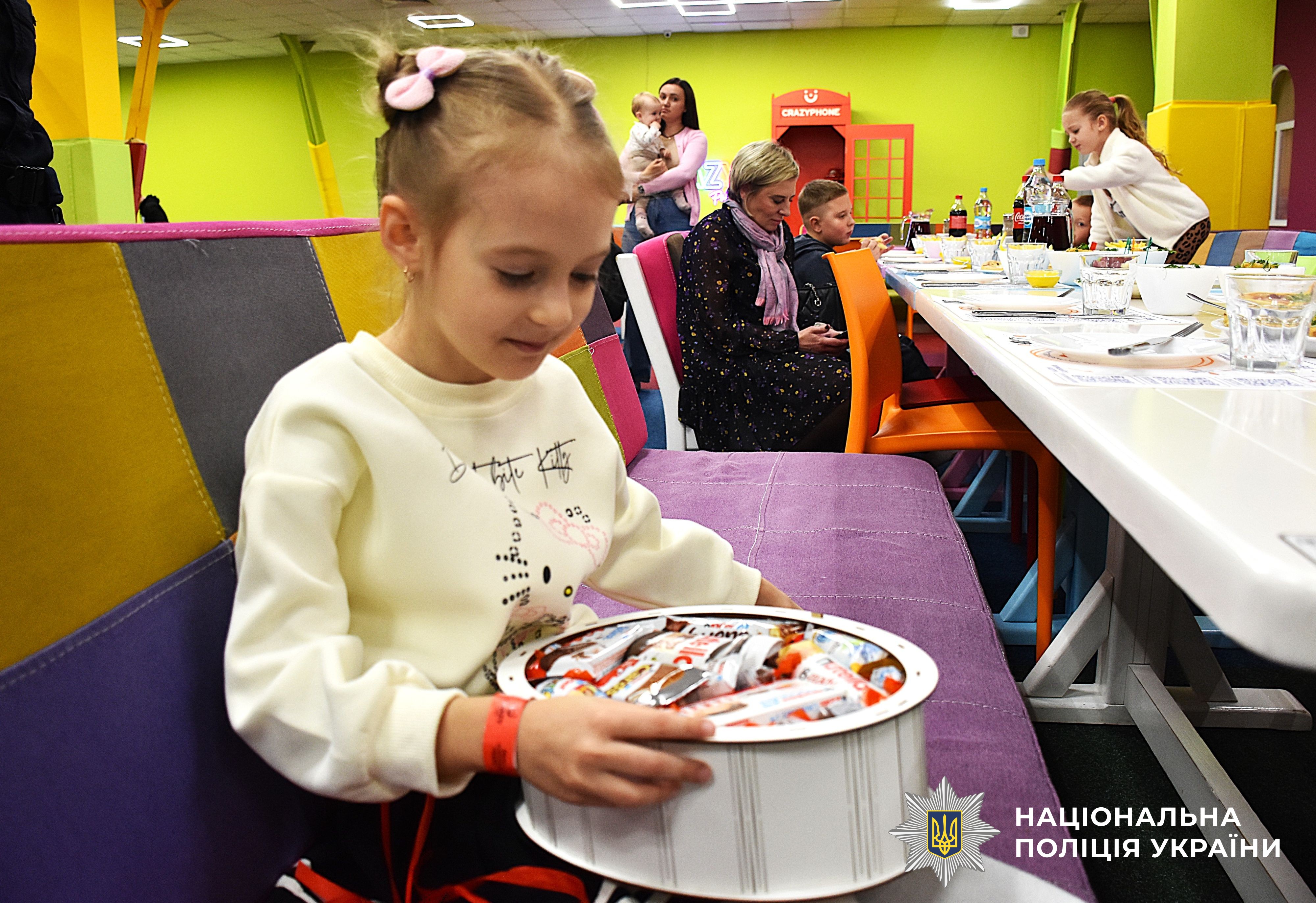 дитина з подарунком