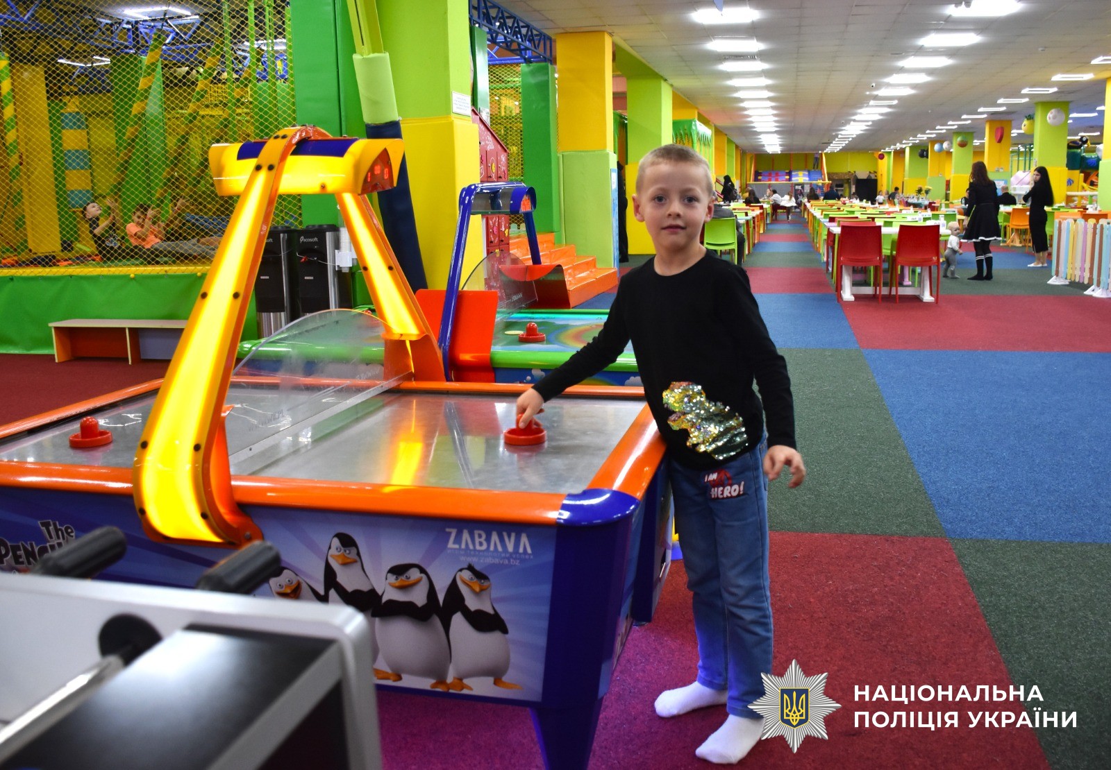 хлопчик на заході