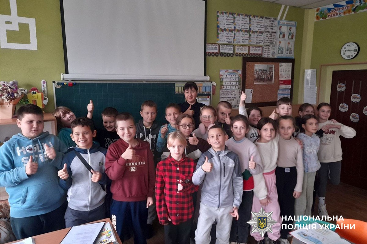 Офіцер безпеки проводить урок безпеки для дітей до Дня дитини