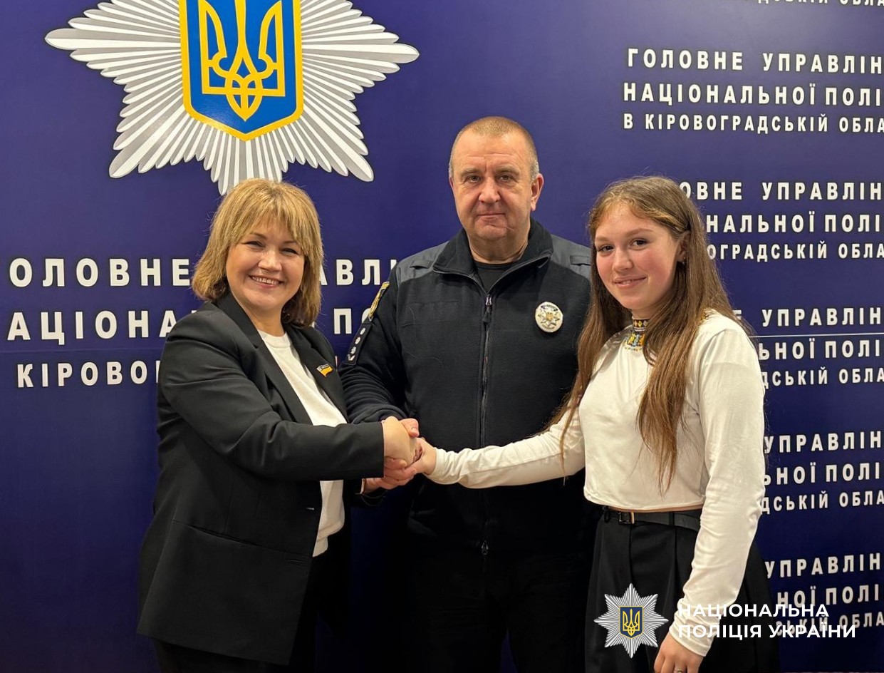 керівник поліції області та представники обласного центру дитячої та юнацької творчості та обласного парламенту дітей