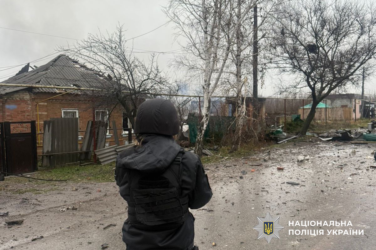 Поліцейська документує наслідки обстрілу