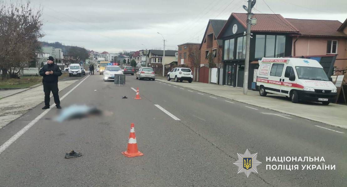 Поліцкйський працює на місці ДТП