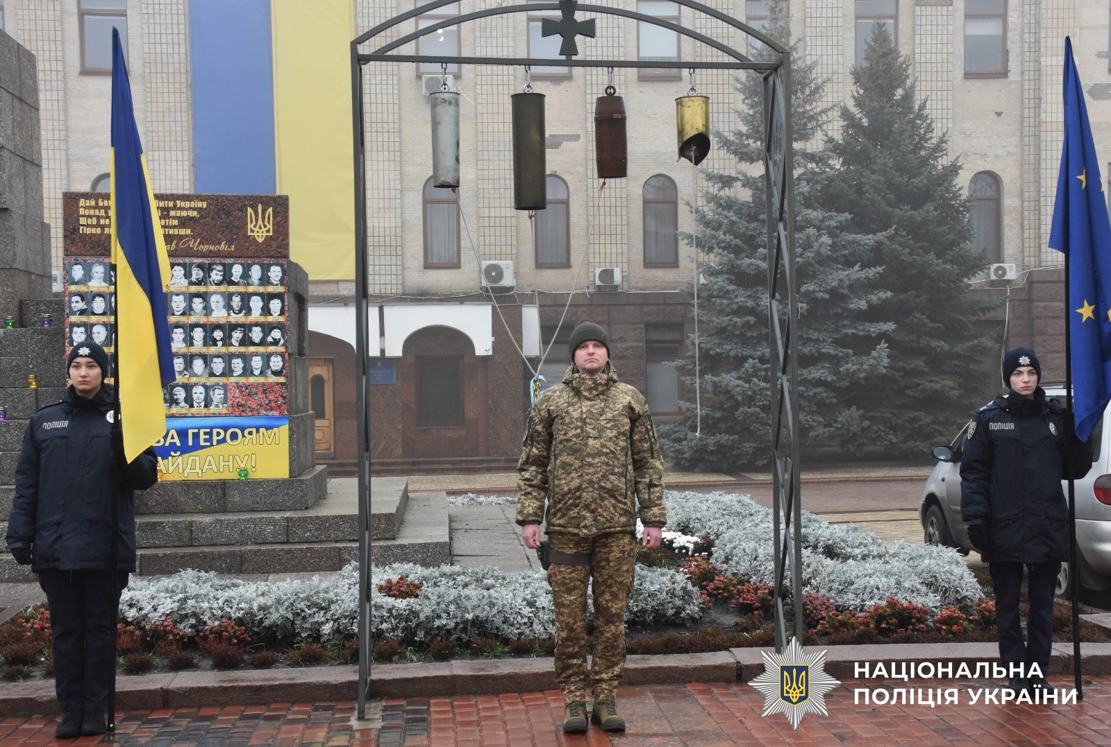 Військовий біля пам'ятнику