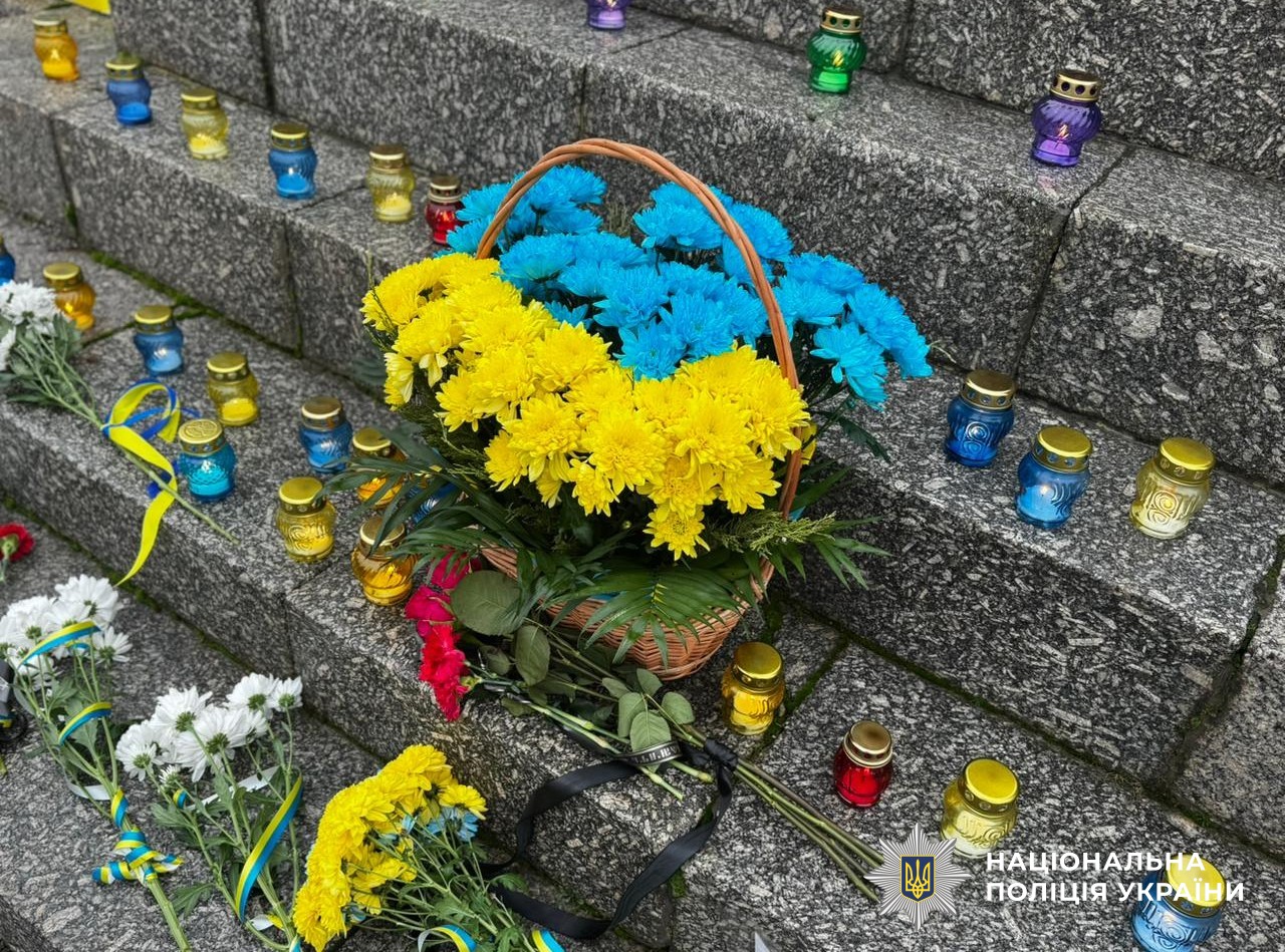 квіти біля пам'ятника