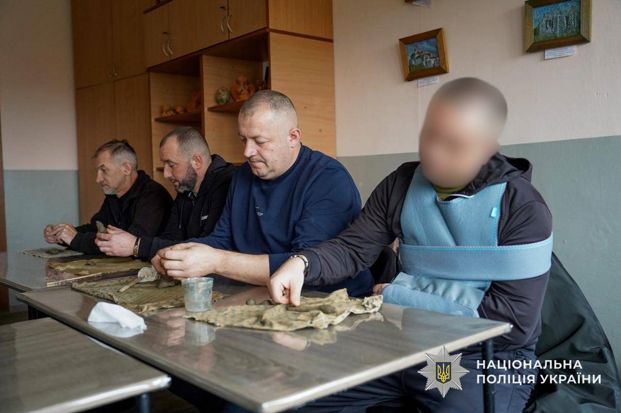 Ветерани виготовляють глиняні фігури