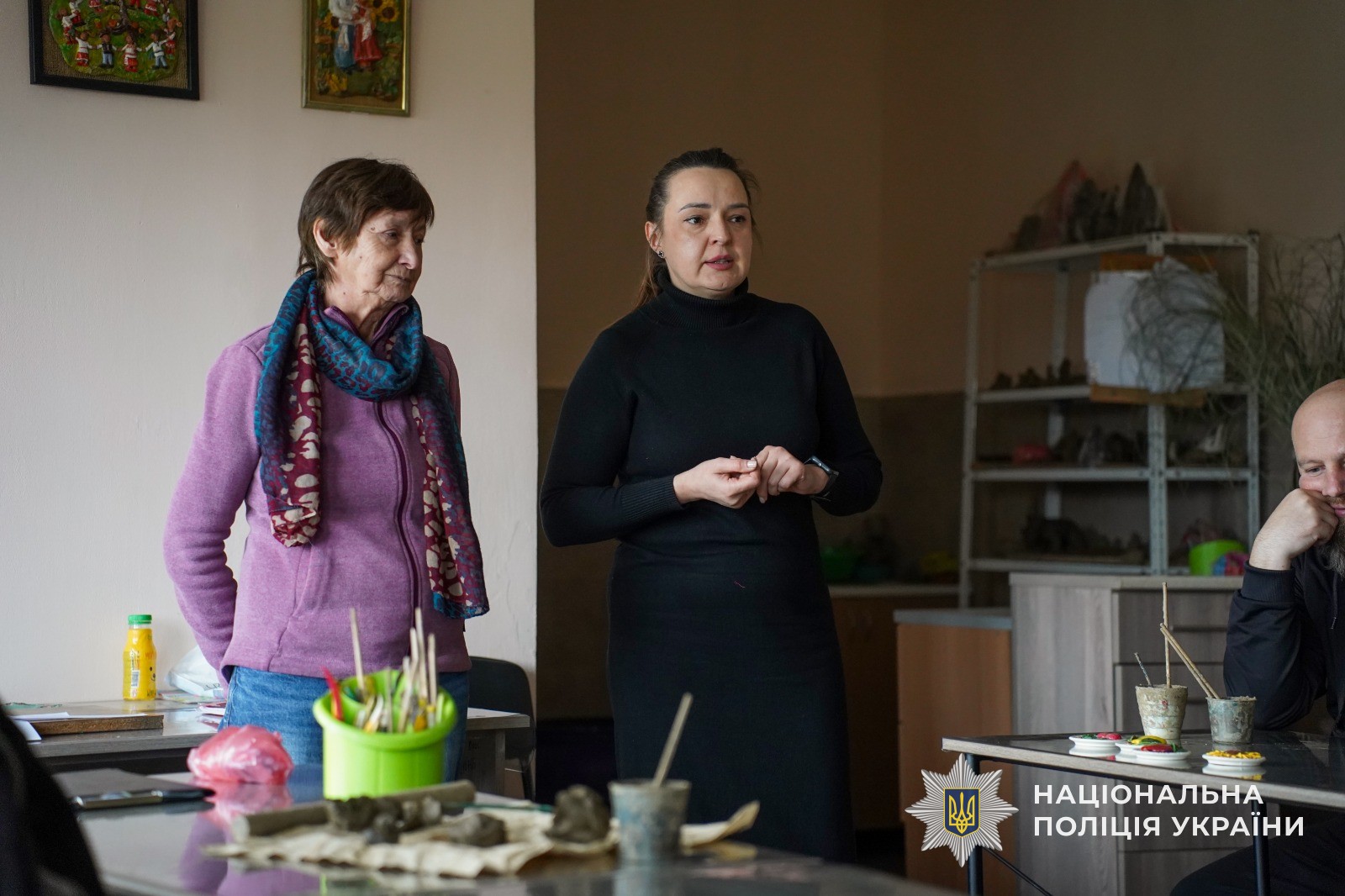 Віолета Колісник та викладач розповідають про глинотерапію ветеранам