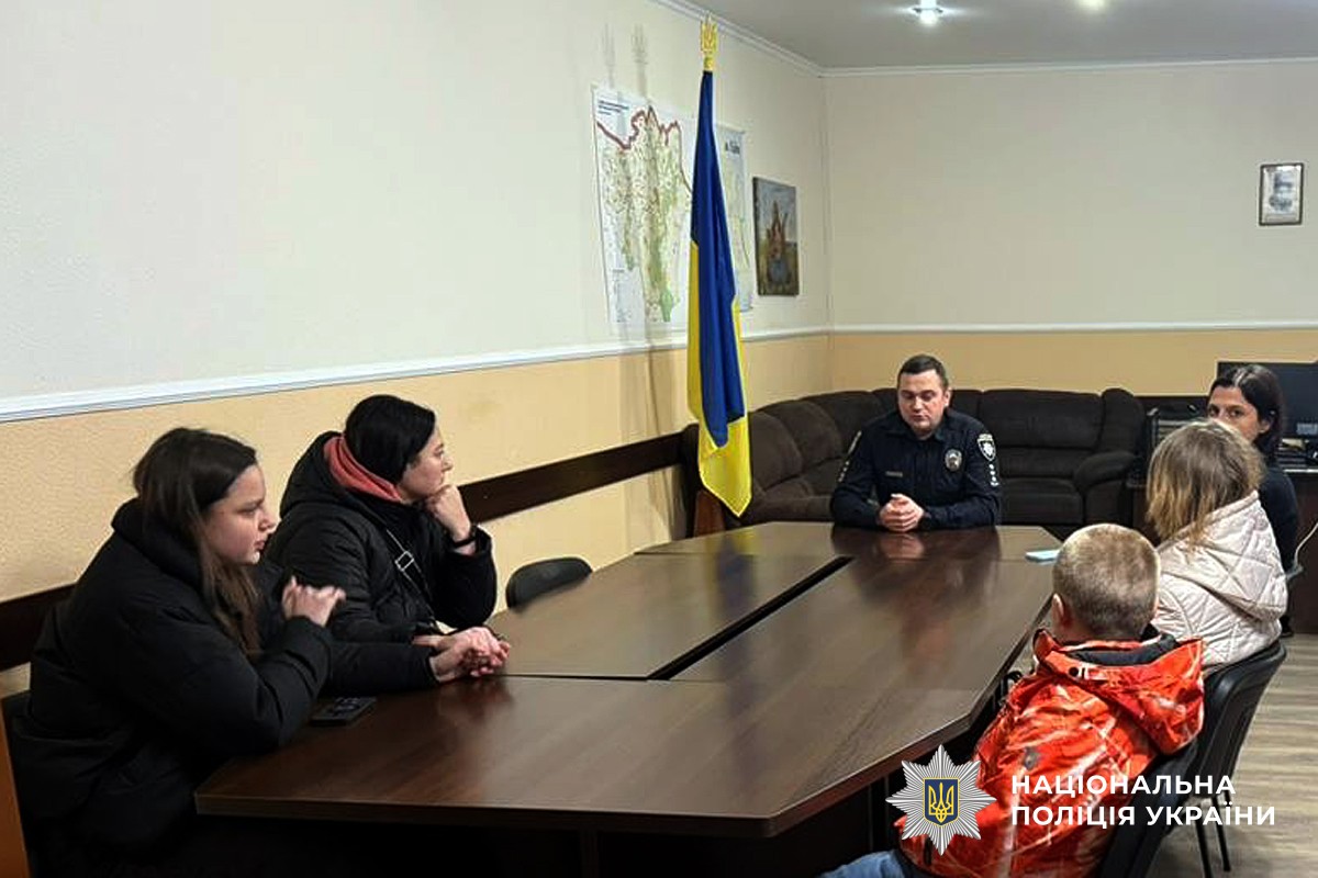 Ярмолюк Віталій спілкується із дітьми