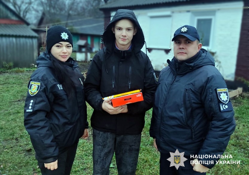 Поліцейські зі хлопцем спілкування