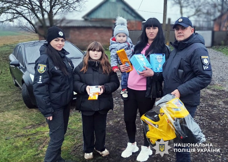 Родина із поліцейськими спільне фото