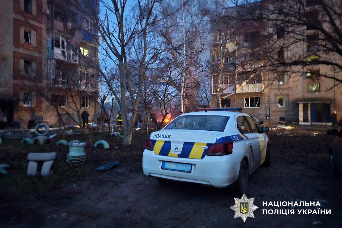 Поліцейський автомобіль на місці обстрілу