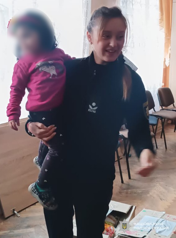 Ділися світлом: поліцейські Львівщини відвідали малечу з Буського дитячого будинку