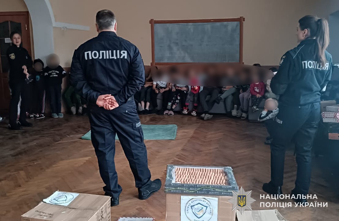 Ділися світлом: поліцейські Львівщини відвідали малечу з Буського дитячого будинку