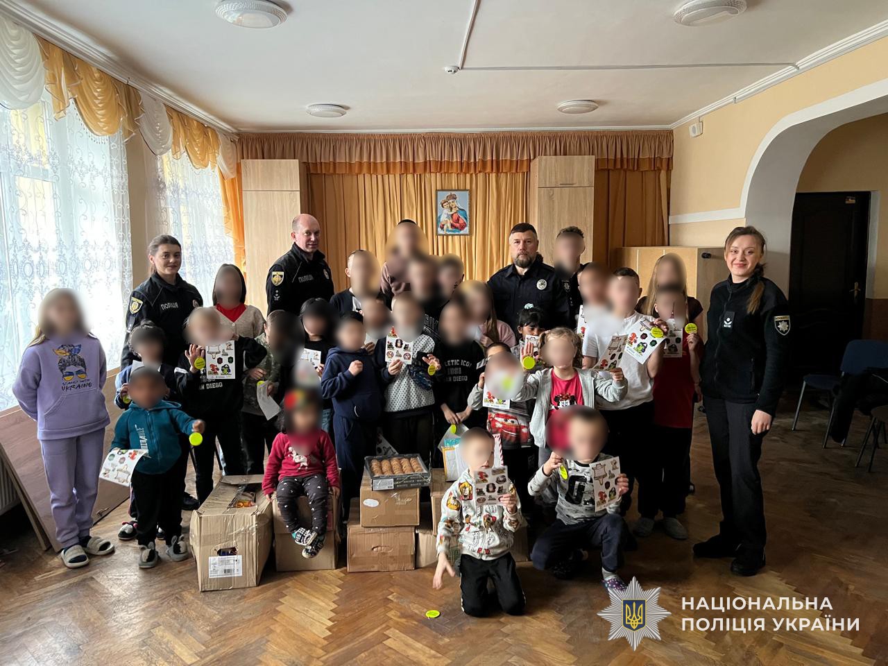 Ділися світлом: поліцейські Львівщини відвідали малечу з Буського дитячого будинку