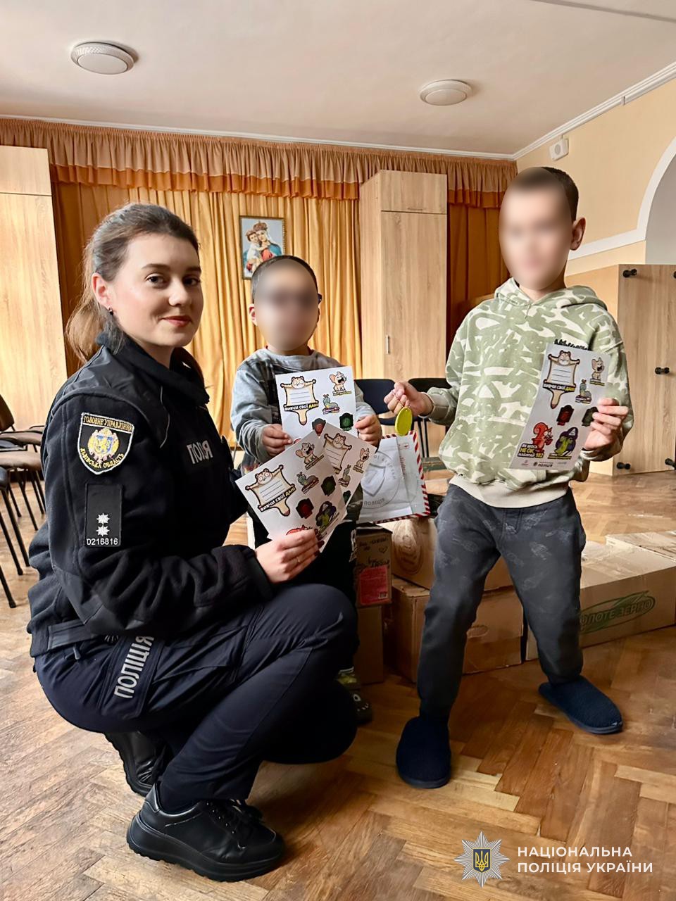 Ділися світлом: поліцейські Львівщини відвідали малечу з Буського дитячого будинку