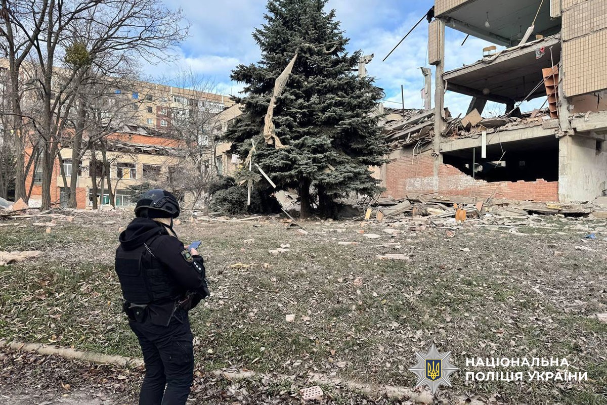 Поліцейський документує наслідки обстрілу