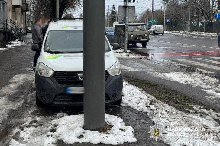 Поліція Львівщини закликає пішоходів неухильно дотримуватись Правил дорожнього руху, бути уважними та обережними, переходити дорогу лише пішохідними переходами та на зелене світло, в темну пору доби та в умовах недостатньої видимості використовувати світлоповертальні елементи, а водіїв – не перевищувати дозволеної швидкості, відмовитися від ризикованих маневрів та бути уважними, під’їжджаючи до перехресть і пішохідних переходів. Бережіть життя та здоров’я!