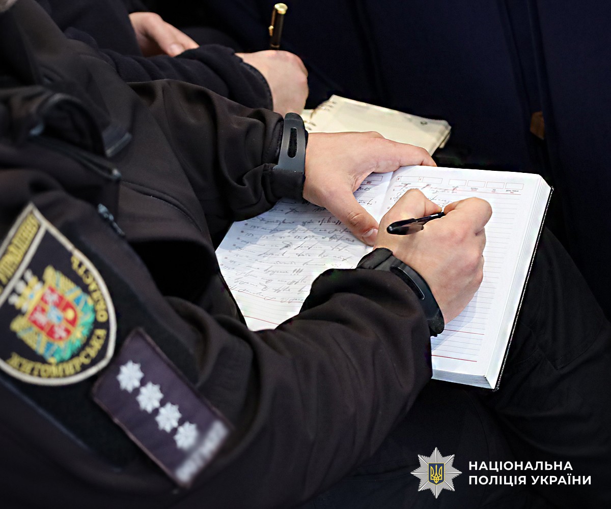 Поліцейський робить запис в блокноті.