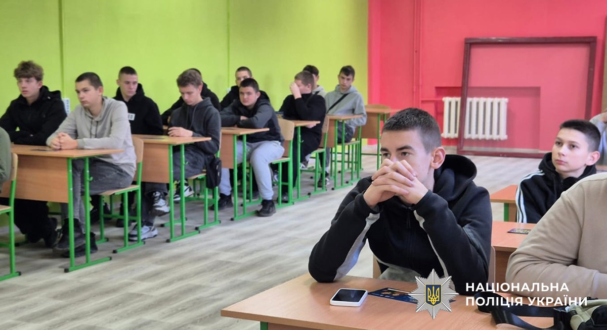 Студенти сидять за партами в класі та слухають лекторів