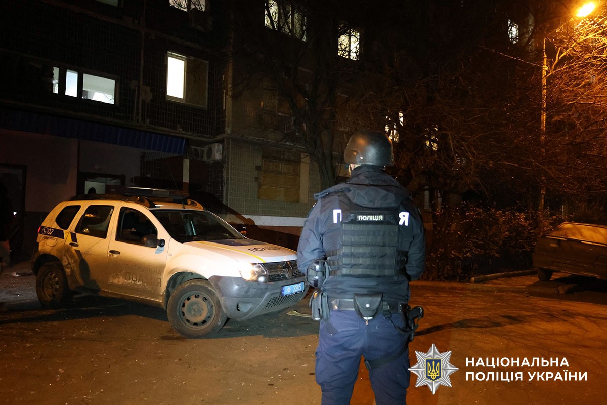 Поліцейський документує наслідки обстрілу