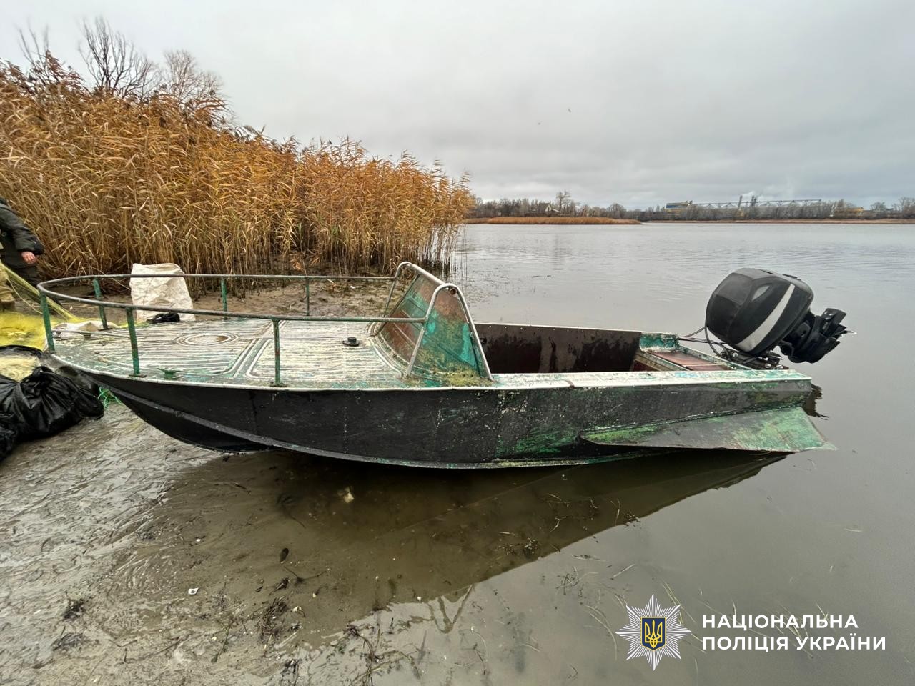 Човен на водоймі