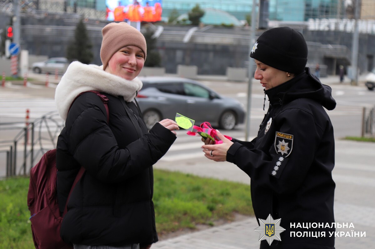 У темну пору доби та під час можливих відключень світла пішоходи стають малопомітними, тому навіть маленький флікер на одязі чи рюкзаку може суттєво підвищити їхню видимість і безпеку. 

Сьогодні у межах всеукраїнської кампанії «Засвітись» працівники ювенальної превенції Вінницького райуправління показували маленьким вінничанам як працюють світловідбивальні елементи та чому їх варто носити кожному. І, не лише продемонстрували ефект від флікерів, а й нагадували основні правила дорожнього руху, серед яких:
* переходити дорогу лише у встановлених місцях;
* переконатися, що водій вас бачить і зупиняється;
* не вибігати на проїжджу частину;
* не користуватися телефоном під час переходу;
* бути уважними біля доріг та не носити навушники на повну гучність.

Трохи світла + знання правил = безпечний маршрут кожної дитини.
