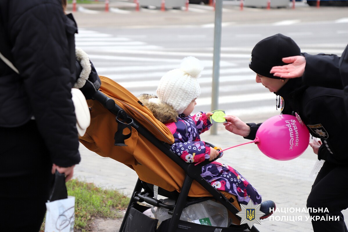 🌒У темну пору доби та під час можливих відключень світла пішоходи стають малопомітними, тому навіть маленький флікер на одязі чи рюкзаку може суттєво підвищити їхню видимість і безпеку. 
🌟Сьогодні у межах всеукраїнської кампанії «Засвітись» працівники ювенальної превенції Вінницького райуправління показували маленьким вінничанам як працюють світловідбивальні елементи та чому їх варто носити кожному. 
☝🏼І, не лише продемонстрували ефект від флікерів, а й нагадували основні правила дорожнього руху, серед яких:
- переходити дорогу лише у встановлених місцях;
- переконатися, що водій вас бачить і зупиняється;
- не вибігати на проїжджу частину;
- не користуватися телефоном під час переходу;
- бути уважними біля доріг та не носити навушники на повну гучність.
💫Трохи світла + знання правил = безпечний маршрут кожної дитини.