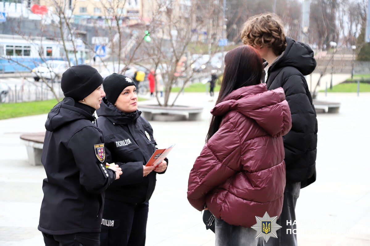 🌒У темну пору доби та під час можливих відключень світла пішоходи стають малопомітними, тому навіть маленький флікер на одязі чи рюкзаку може суттєво підвищити їхню видимість і безпеку. 
🌟Сьогодні у межах всеукраїнської кампанії «Засвітись» працівники ювенальної превенції Вінницького райуправління показували маленьким вінничанам як працюють світловідбивальні елементи та чому їх варто носити кожному. 
☝🏼І, не лише продемонстрували ефект від флікерів, а й нагадували основні правила дорожнього руху, серед яких:
- переходити дорогу лише у встановлених місцях;
- переконатися, що водій вас бачить і зупиняється;
- не вибігати на проїжджу частину;
- не користуватися телефоном під час переходу;
- бути уважними біля доріг та не носити навушники на повну гучність.
💫Трохи світла + знання правил = безпечний маршрут кожної дитини.
